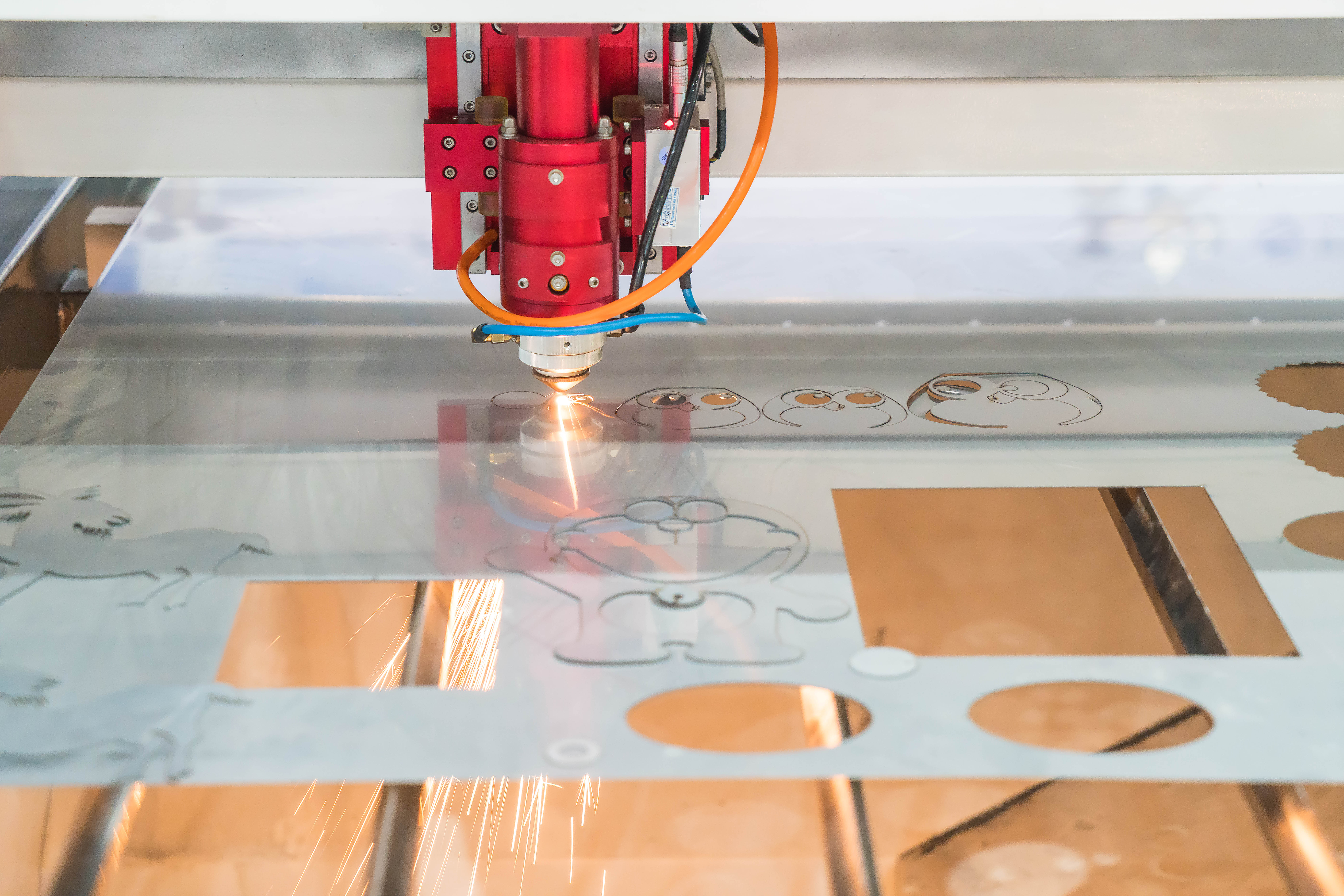 Découpe laser d'une plaque de plexi transparente